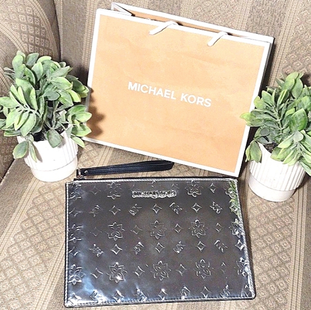 Michael Kors Jet Set Travel Wristlet Clutch in Foil Silver - Picture 1 of 16